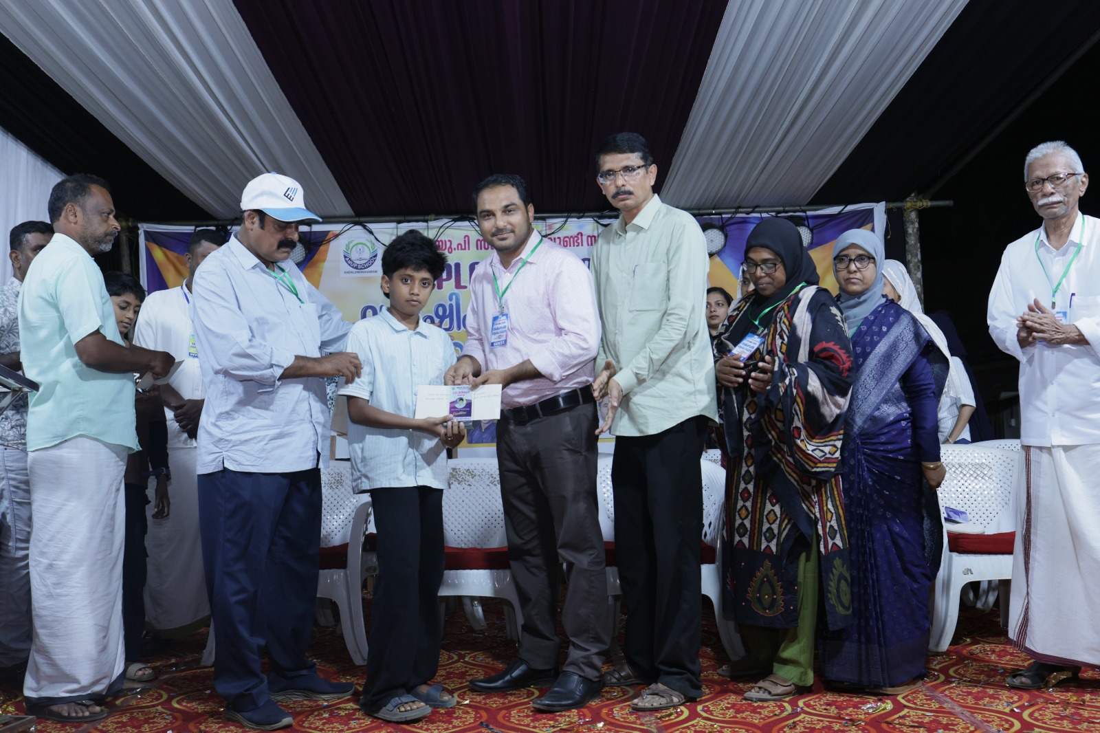 കടലുണ്ടി നഗരം എ എം യു പി സ്കൂൾ വാർഷിക പരിപാടിയിൽ  വിരമിക്കുന്ന അധ്യാപകൻ അബ്ദുൽ റസാക്ക് മാസ്റ്ററെ ആദരിച്ചു